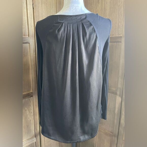 Victoria’s Secret Black Pleated Satin Back Blouse. - Picture 5 of 7